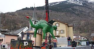 Die Drachent&ouml;ter brachten den Drachen am Donnerstag auf den Marktplatz in Naters.