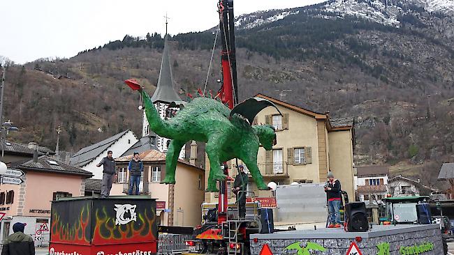 Die Drachentöter brachten den Drachen am Donnerstag auf den Marktplatz in Naters.