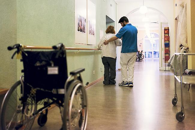 Für die Angestellten der Walliser Alters- und Pflegeheime soll ab nächstem Jahr ein Mindestlohn gelten.