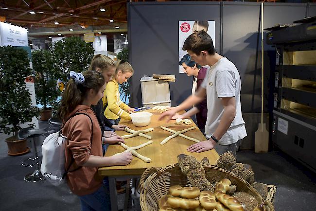 <b>Impressionen.</b> Rund 1700 Oberwalliser OS-Schüler entdeckten die Berufe des Bäckers, …