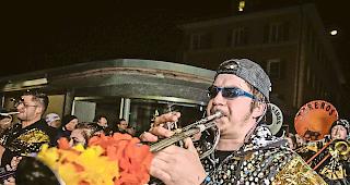 Laut und schrill. Zahlreiche Guggenmusiken zog es am Drachenausbruch nach Narvik.