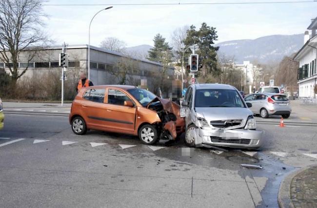 Bei der Kollision von zwei Personenwagen am Samstagmittag in Solothurn ist eine Insassin schwer verletzt worden. 