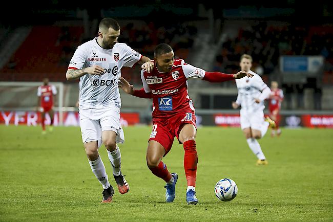 Der FC Sitten (Patrick Luan, rechts, gegen Xamax-Verteidiger Igor Djuric) liess im Abschluss die Effizienz vermissen.