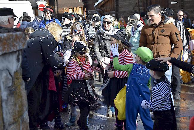 Viele kleine und auch ein paar grosse «Maschgini» machen die Gassen und Kantonsstrasse in Reckingen unsicher. 