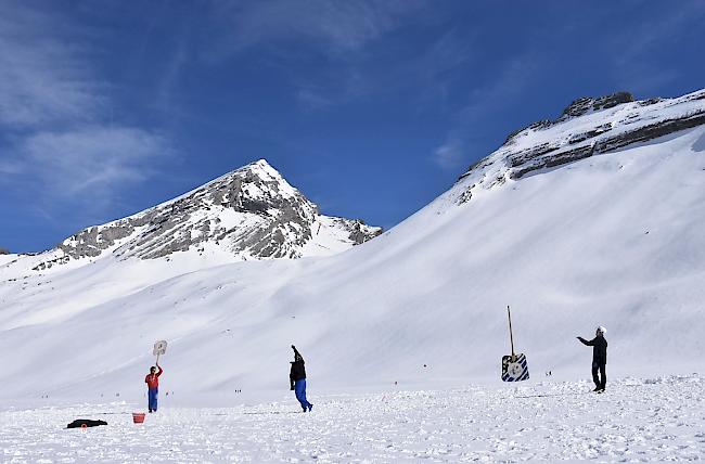 Bei Top-Schneeverhältnissen und strahlendem Sonnenschein konnte am Samstag das 5. Alpine Schneehornussen durchgeführt werden. 