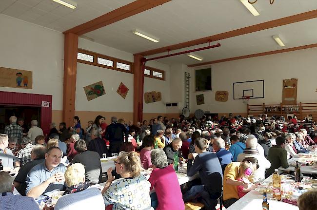 Besucheraufmarsch. Die Turnhalle beim Risottofest in Gondo konnte Vollbesetzung aufweisen.

