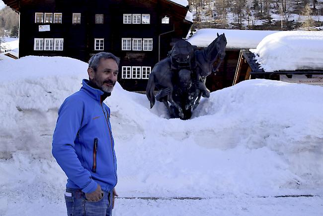 Roberto Imoberdorf vor der Statue des Weger Baschi in Geschinen.