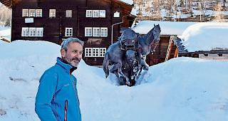 Restaurierung n&ouml;tig. Roberto Imoberdorf vor dem Baschi-Denkmal in Geschinen. 