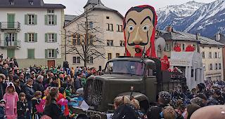 Guggenmusiken, Fasnachts- und Wagengruppen bahnten sich den Weg durch die Besucherschar in Leuk.