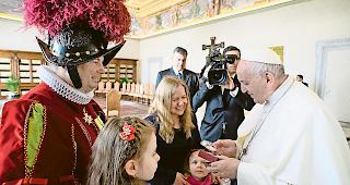 Pers&ouml;nliche Verabschiedung. Papst Franziskus mit dem scheidenden Hauptmann Adrian Ambord, dessen Gattin und ihren beiden T&ouml;chtern.