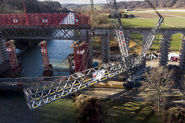 Mit dem Anheben der neuen Brücke erfolgte einer der spektakulärsten Schritte der Erneuerung des 1901 erbauten Saaneviadukts.