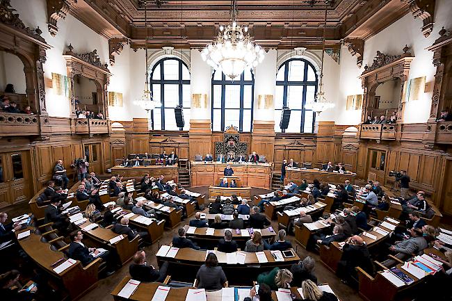 Abgeordnete verfolgen die Sitzung der Hamburgischen Bürgerschaft im Rathaus.