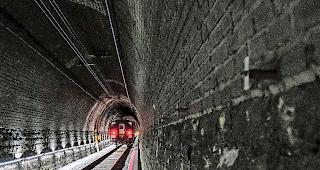 Auf dem Irrweg. Nach einem Mannschaftsausflug nach Domodossola trat ein junger Fussballer sturzbetrunken den Heimweg ins Wallis zu Fuss durch den Simplontunnel an.Foto keystone