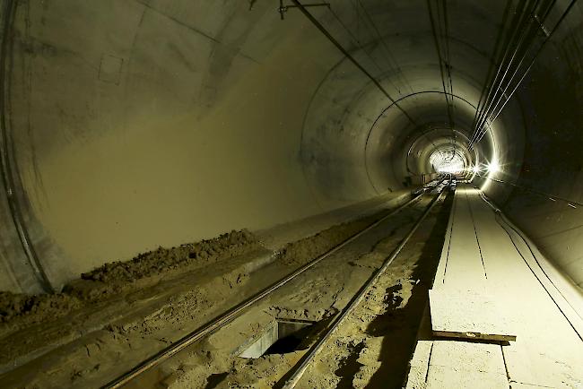 Nach dem Wassereinbruch bleibt die zweite Röhre des Lötschberg-Basistunnels noch bis Freitag gesperrt.