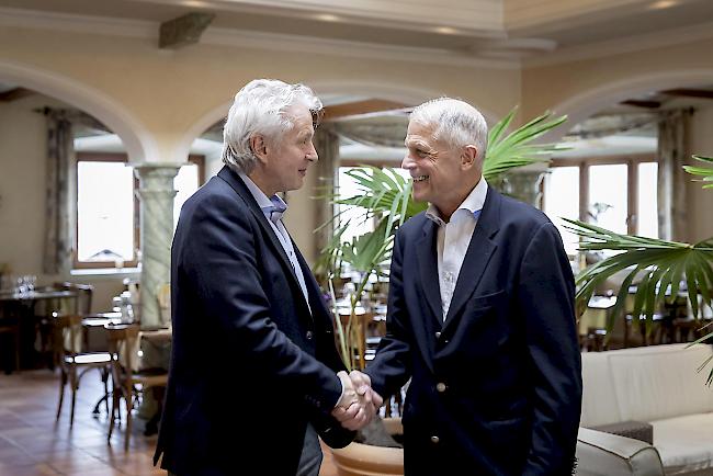 Gemeindepräsident Martin Lötscher (links) gratuliert dem Käufer, Georg O. Herriger, VR-Präsident der Swifish AG.