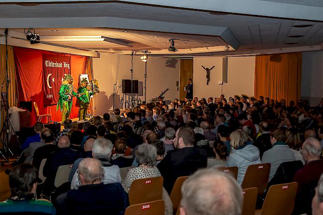 «Narruvolch» mit Erika und Leander Locher vor dem rund 350-köpfigen Publikum im Briger Pfarreizentrum.