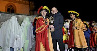 Zunftmeister Andreas Briggeler erh&auml;lt das Zepter aus den H&auml;nden von Stadtpr&auml;sident Louis Ursprung.