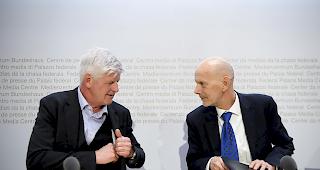 Hans-Peter Lenz, Chef Krisenmanagementzentrum EDA (rechts) und Daniel Koch, Leiter Abteilung &uuml;bertragbare Krankheiten, BAG. (Archivbild)