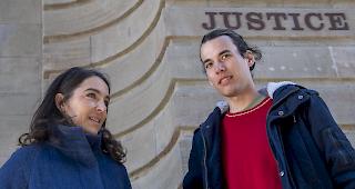 Der beschuldigte Aktivist (rechts), der verurteilt wurde, die Fassade der Credit Suisse beschmutzt zu haben, mit seiner Anw&auml;ltin Laila Batou.