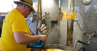 Gross anger&uuml;hrt wurde die Polenta in Simplon Dorf &uuml;ber dem Holzfeuer.