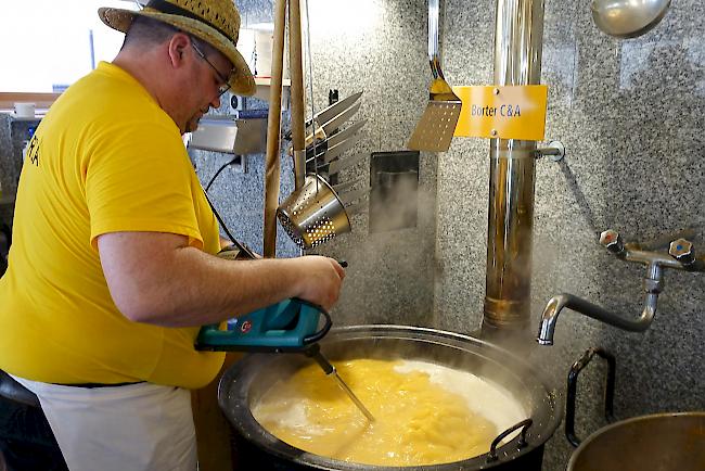 Gross angerührt wurde die Polenta in Simplon Dorf über dem Holzfeuer.