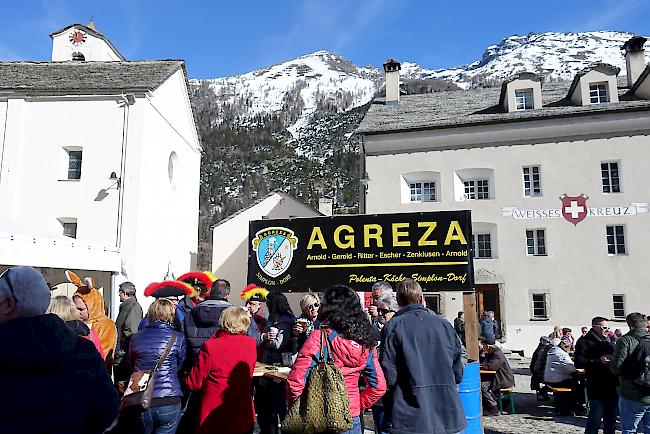 Zulauf zum Polentafest der AGREZA am Samstag auf dem Dorfplatz von Simplon.