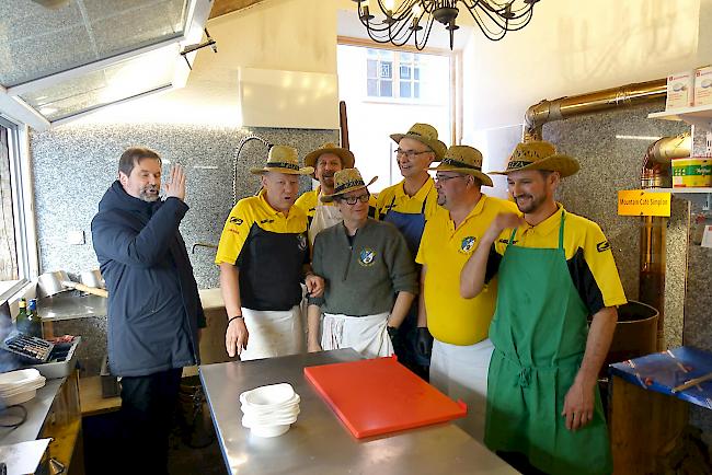 Segensgebet von Pfarrer Frank Sommerhoff über die AGREZA-Köche und das Mittagsmahl.