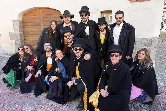 Delegation des Fasnachtskomitees aus Domodossola am Polentafest in Simplon Dorf.