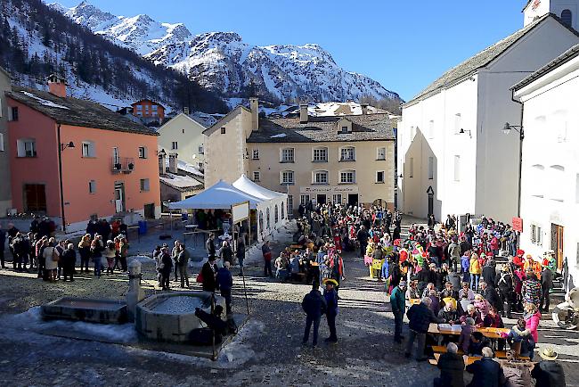 Der Dorfplatz von Simplon als Mittelpunkt der Fasnacht auf der Simplon Südseite.