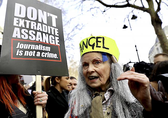 Prominente wie Modedesignerin Vivienne Westwood demonstrieren für Wikileaks-Gründer Assange.