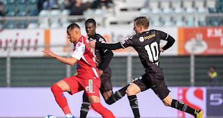 Sitten-Spieler Patrick Luan (links) im Laufduell mit dem Tessiner Mattia Bottani.