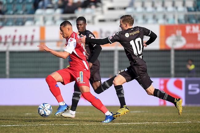 Sitten-Spieler Patrick Luan (links) im Laufduell mit dem Tessiner Mattia Bottani.