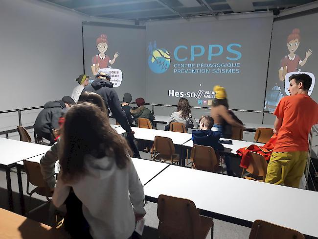 Gleich gehts los. Die Schüler nehmen im Erdbebensimulator Platz.