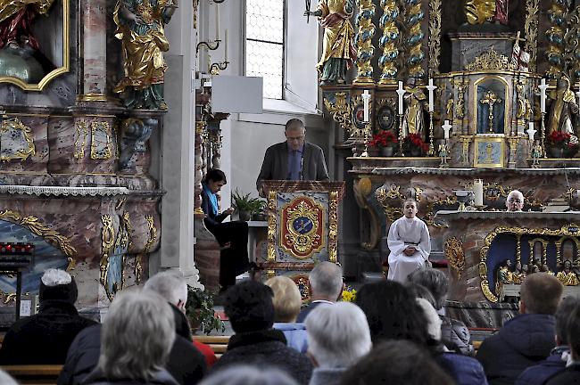 Gerhard Kiechler, Präsident der Gemeinde Goms, spricht am Gottesdienst.