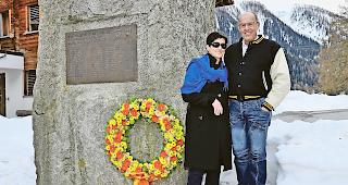 Gedenkst&auml;tte. Eugen Walpen mit Trudy O. Walpen beim gestern niedergelegten Kranz f&uuml;r die Opfer der Katastrophe. 