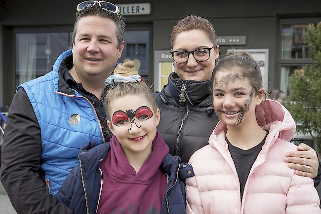 Damian (44), Jasmine (41), Suvi (10) und Enya (12) In-Albon, Brig. 