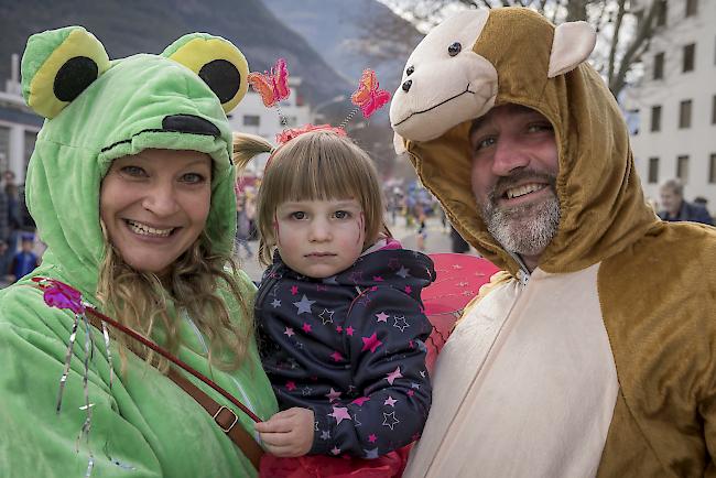 Mirjam Gschwind (44), Melina Schmidhalter (2) und Stefan Büchler (44), Betten. 