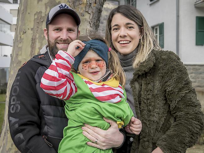 Sven (32), Mia (2) und Simone (32) Brenner, Salgesch. 