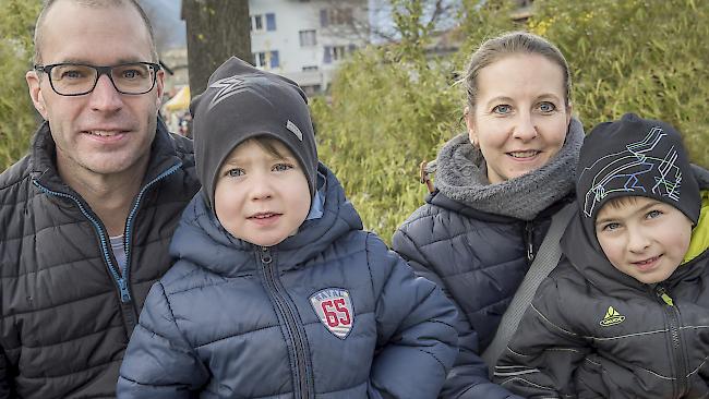 Jean-Paul (39), Katja (38), Lean (5) und Nio (8) Schmid, Lalden. 