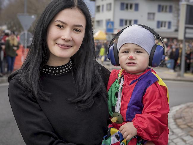 Lucille (23) und Mason (1,5) Mlinarevic, St. Niklaus. 