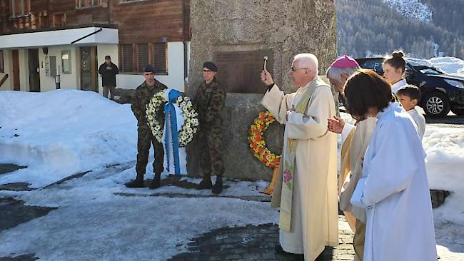 Pfarrer Anton Carlen segnet die Kränze bei der Gedenkfeier am Montag in Reckingen. Vor 50 Jahren kamen bei einem Lawinenunglück 30 Personen ums Leben.