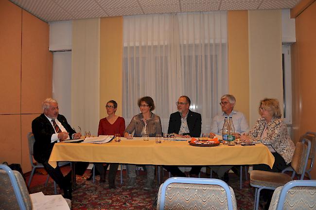 Widerstand. Ein Komitee mit Albert Bass, Rita Bonvin, Dr. Chantal Bochud Tornay, Dr. Patrick della Bianca, Dr. Gilbert Monney und Nadine Pardo (von links) warnt vor dem assistierten Suizid in den Institutionen.