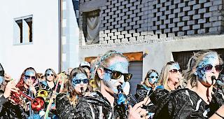 Farbenfroh und schrill. Die Guggenmusik Cholufr&auml;sser aus Herbriggen...