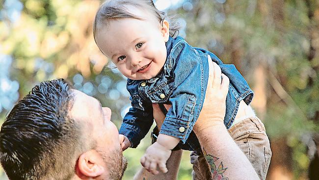 Der Vaterschaftsurlaub soll die Beziehung zwischen Vater und Kind verbessern. Gestritten wird über Kosten und Nutzen.