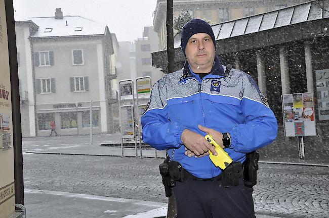 Pascal Kronig, Polizeikommandant Brig-Glis, mit einem der beiden neuen Taser.