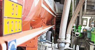 Verrechnet. Ein Chauffeur liess 500 Liter Heiz&ouml;l fahrl&auml;ssig ins Freie laufen.Foto keystone