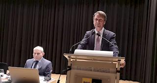 Procap-GV in der Simplonhalle. Stehend Pr&auml;sident Martin Kalbermatter, links Gesch&auml;ftsf&uuml;hrer Christophe M&uuml;ller. 