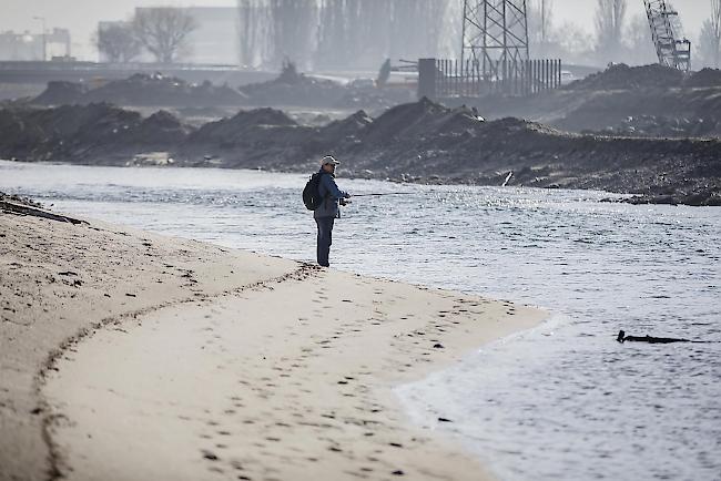 Wenn die Angler ihren Fang am Abend daheim zubereiten, bleiben am Rottenufer nur die Fussspuren zurück. 