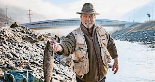 Beim Angeln sprechen alle dieselbe Sprache. Charles Yves Dischinger lebt in Siders und ist einer von den zahlreichen Unterwallisern, die zum Angeln regelm&auml;ssig den deutschsprachigen Kantonsteil aufsuchen. &laquo;Hier hat es einige gute Restaurants&raquo;, sagt er, w&auml;hrend er eine Prachtsforelle pr&auml;sentiert. Um f&uuml;nf Uhr in der Fr&uuml;h warf er seinen ersten K&ouml;der in den Rotten. Um Viertel vor neun hatte er bereits f&uuml;nf Forellen gefangen (das Tagesmaximum betr&auml;gt acht Fische).