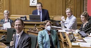 Die B&uuml;nder Nationalr&auml;tin trug zu Beginn der Fr&uuml;hjahrssession im Bundeshaus eine Schutzmaske..